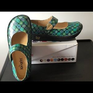 Women’s shoes, worn only once.